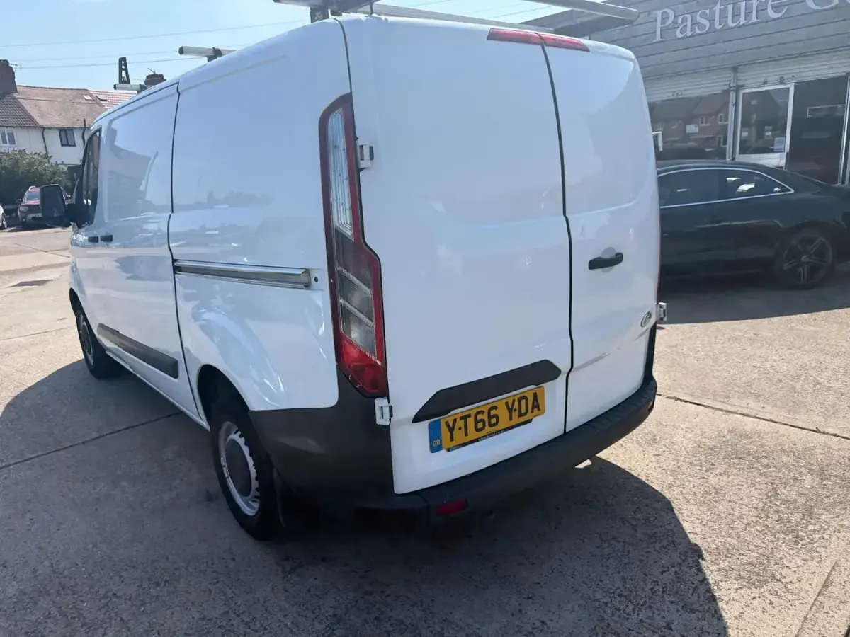 Used Ford Transit Custom 105 HP (77 kW) 2016 White Van