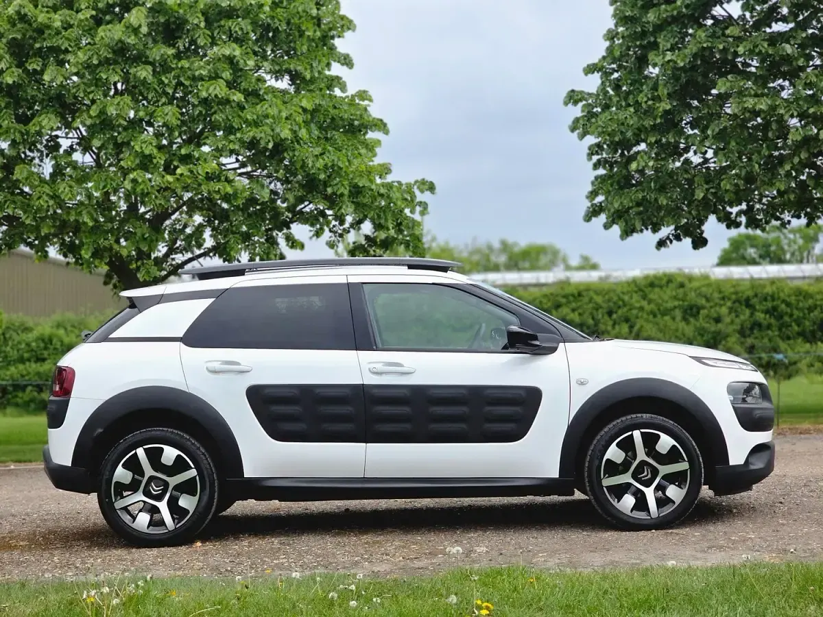 Used Citroën C4 Cactus Flair 82 HP (60 kW) 2015 White Hatchback
