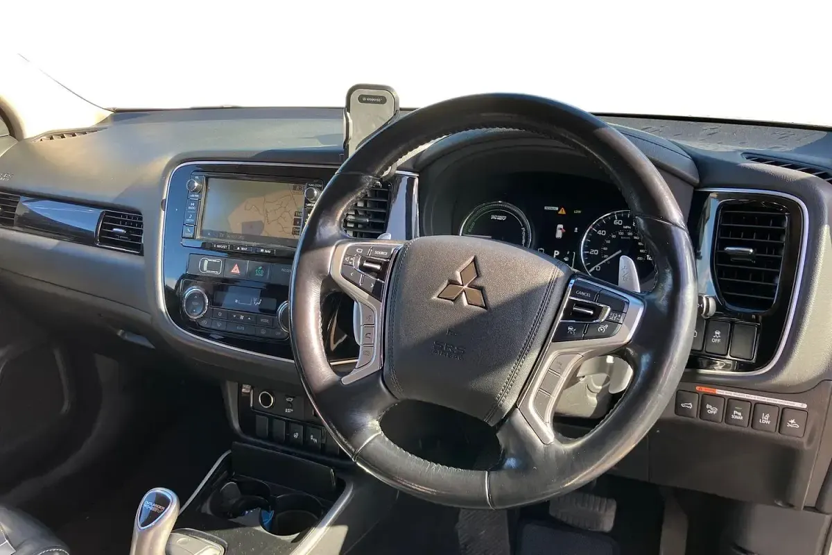 Used Mitsubishi Outlander P-HEV 200 HP (147 kW) 2018 White Estate