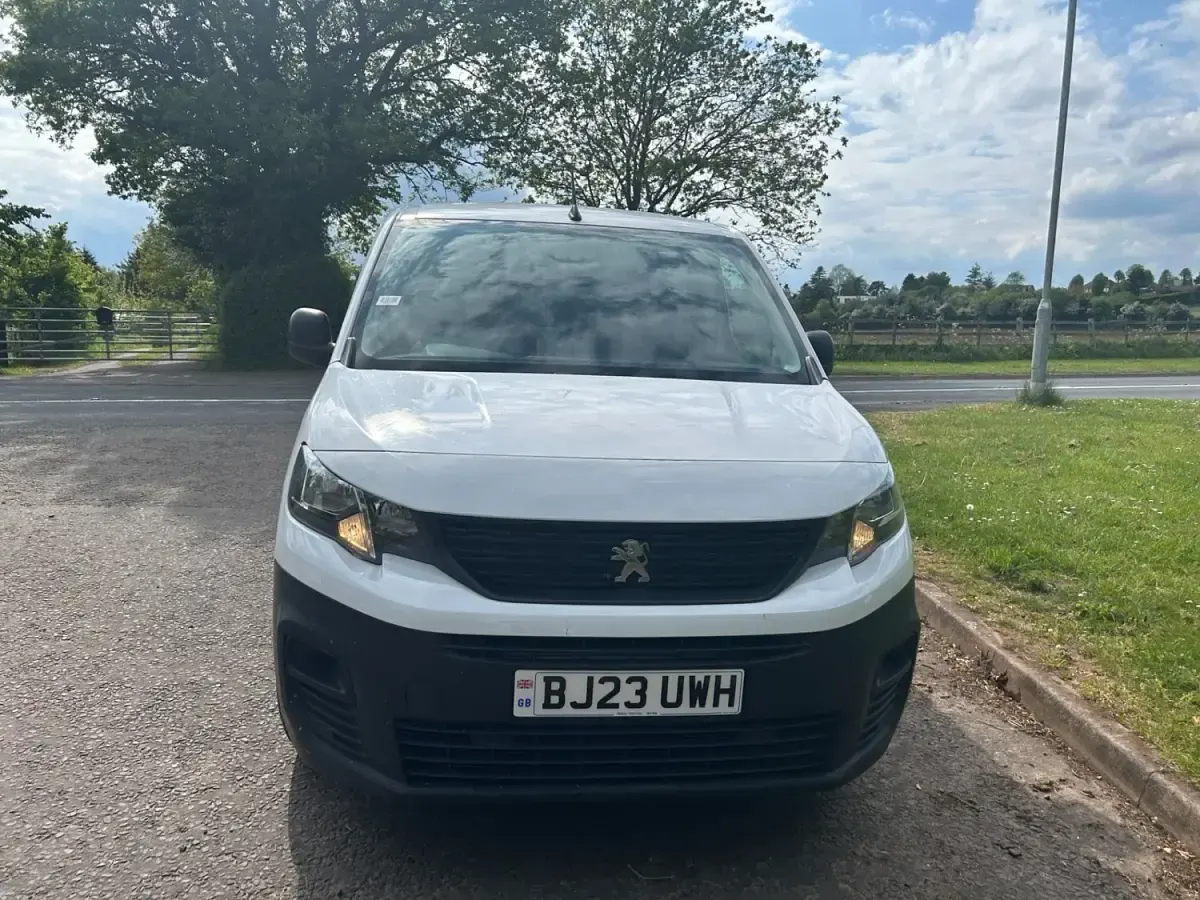 Gebraucht Peugeot Partner Premium 131 PS (96 kW) 2023 Weiß Van / Kleinbus