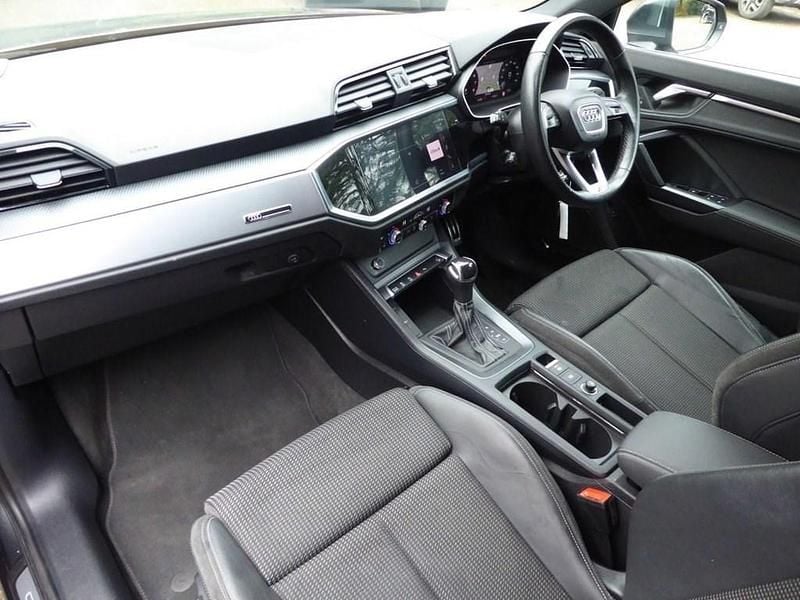 Usado Audi Q3 S-Line 150 HP (110 kW) 2022 Cinzento SUV