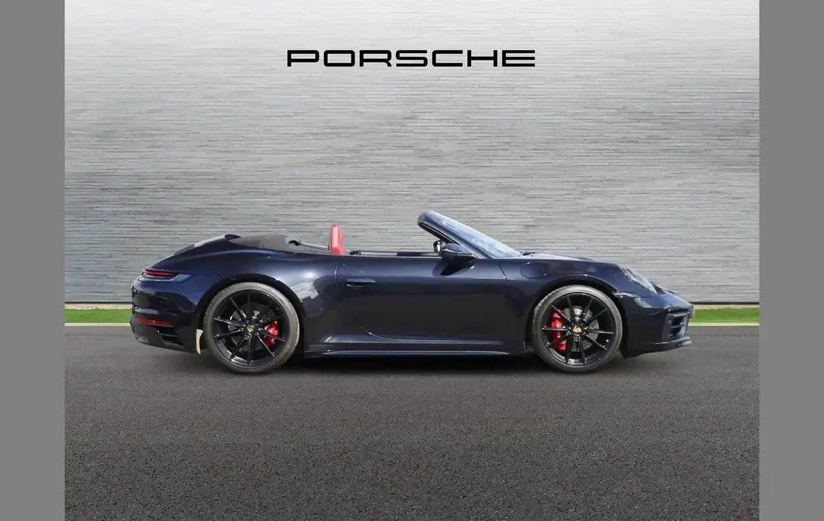 Begagnad Porsche 911 444 HK (326 kW) 2019 Svart Cab