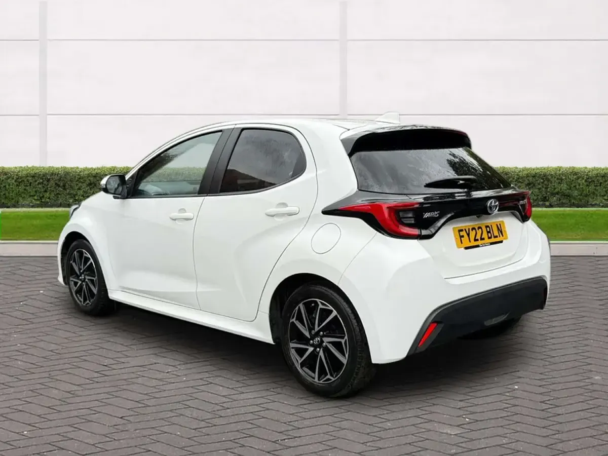Gebraucht Toyota Yaris Hybrid Design 2022 Weiß Kleinwagen