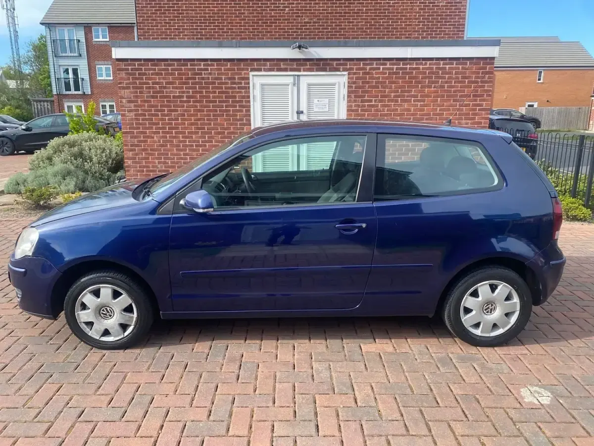 Begagnad VW Polo S 75 HK (55 kW) 2006 Blå Halvkombi
