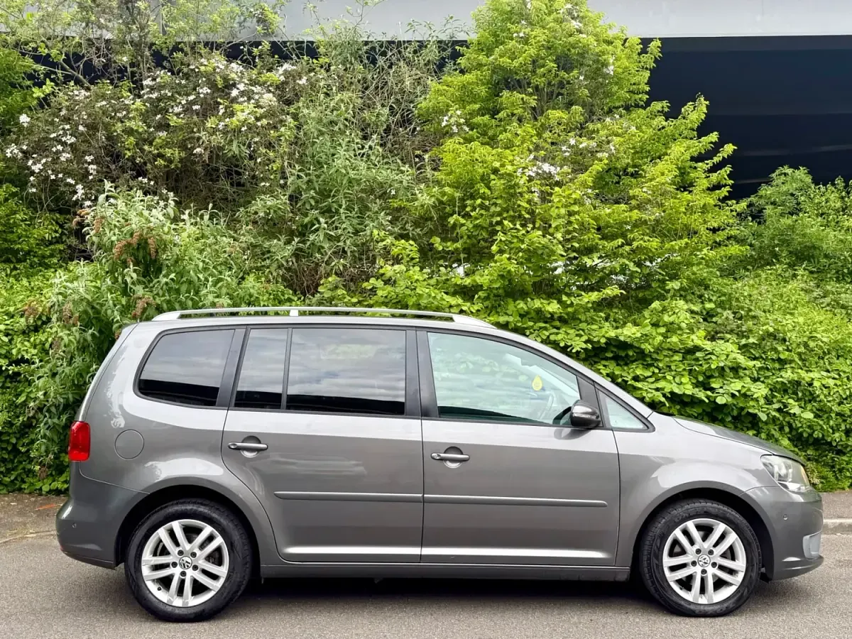 Begagnad VW Touran SE 105 HK (77 kW) 2011 Grå Minibuss