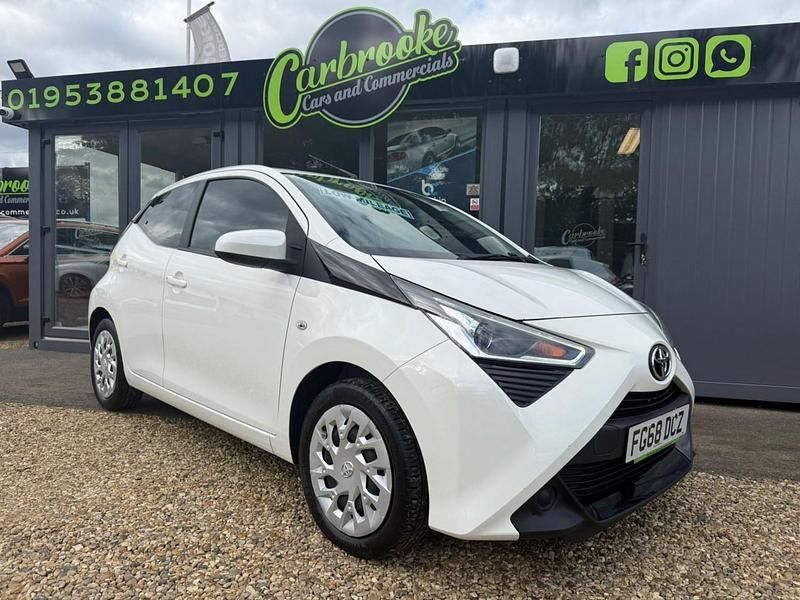 Used Toyota Aygo X-play 68 HP (50 kW) 2018 White Hatchback