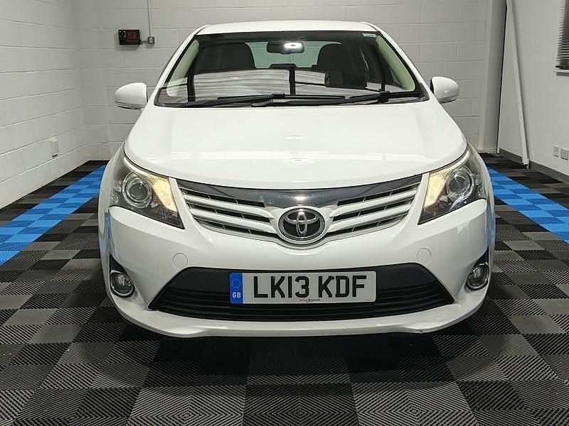 Used Toyota Avensis T4 147 HP (108 kW) 2013 White Sedan