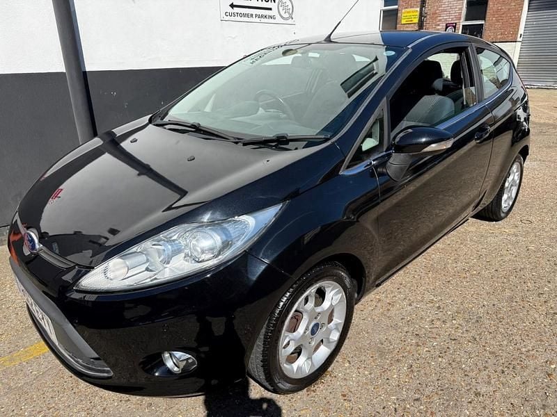 Usado Ford Fiesta Zetec 96 HP (70 kW) 2012 Preto Citadino