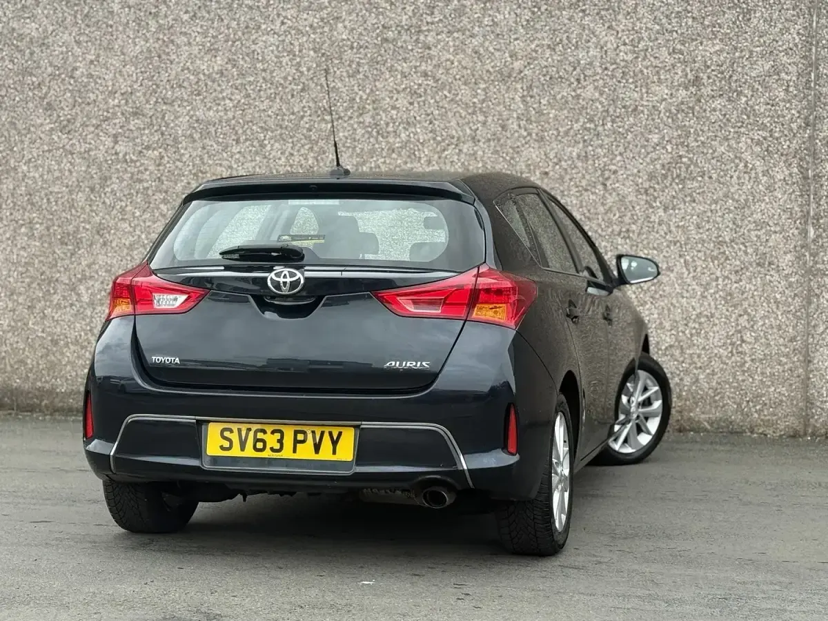 Used Toyota Auris 132 HP (97 kW) 2013 Grey Hatchback