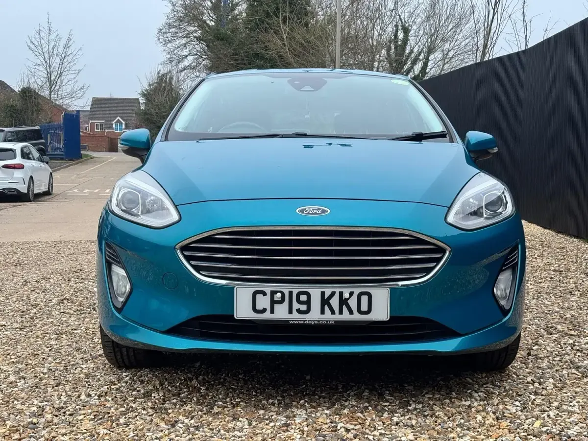 Używany Ford Fiesta Zetec 100 KM (73 kW) 2019 Niebieski Hatchback
