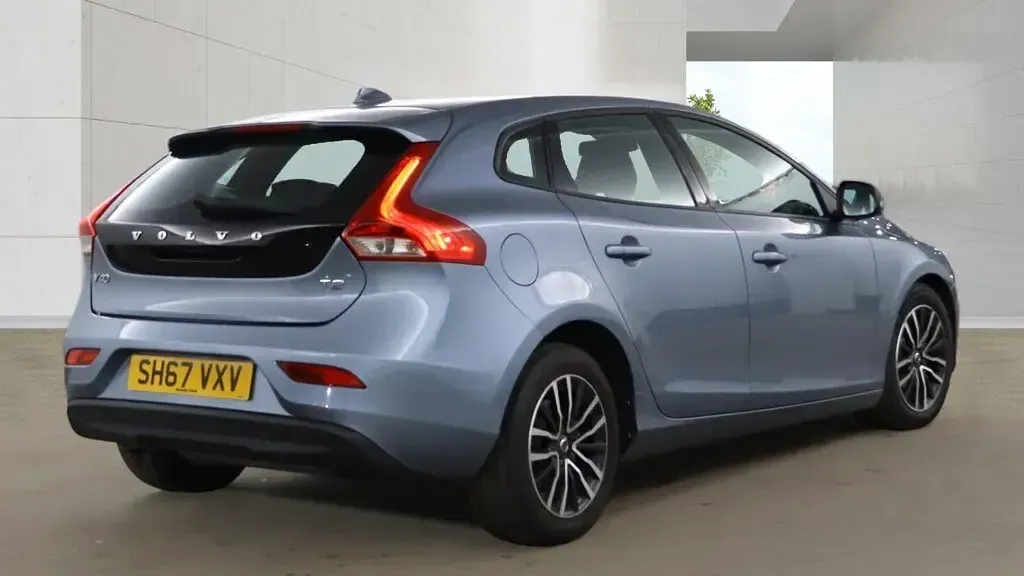 Used Volvo V40 Momentum 122 HP (89 kW) 2017 Blue Hatchback