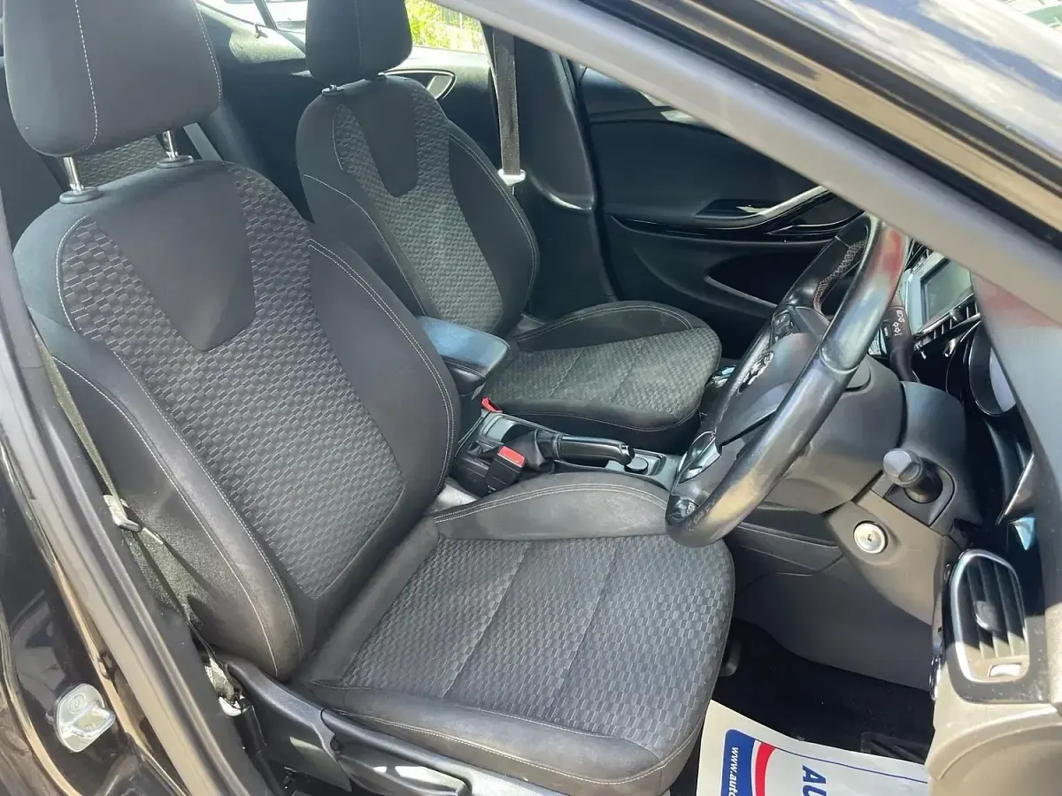 Used Vauxhall Astra SRi 105 HP (77 kW) 2017 Black Hatchback