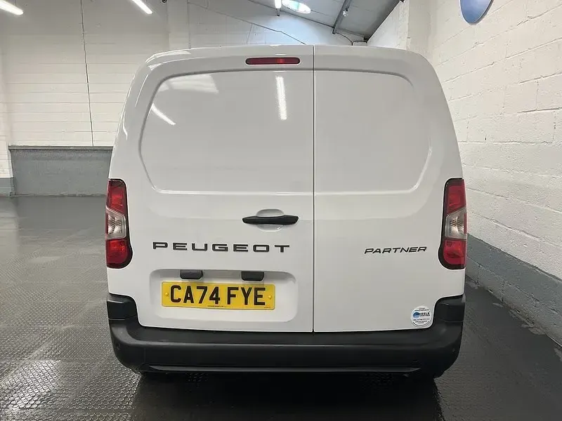 Begagnad Peugeot Partner 131 HK (96 kW) 2024 Vit Minibuss