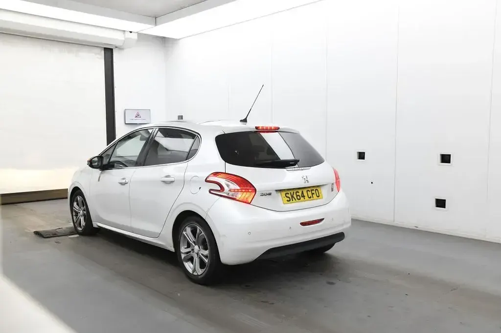 Used Peugeot 208 Roland Garros 82 HP (60 kW) 2014 White Hatchback