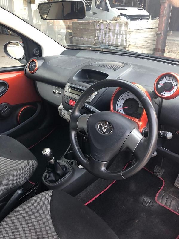Begagnad Toyota Aygo 68 HK (50 kW) 2012 Orange Halvkombi