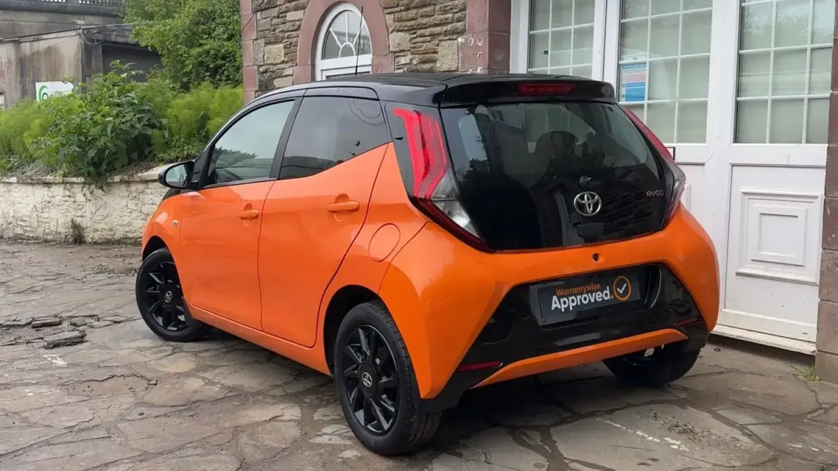 Second-hand Toyota Aygo X-cite 72 CP (52 kW) 2020 Portocaliu Hatchback