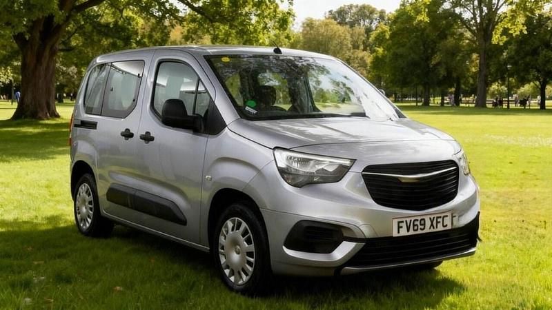 Used Vauxhall Combo Design Edition 100 HP (73 kW) 2020 Grey MPV