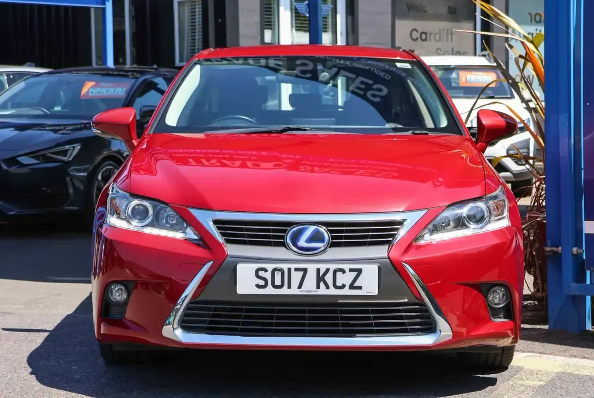 Used Lexus CT200h Executive Line 136 HP (100 kW) 2017 Red Hatchback