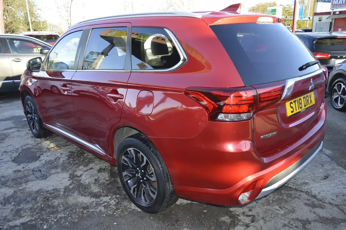 Used Mitsubishi Outlander P-HEV 200 HP (147 kW) 2018 Red Estate
