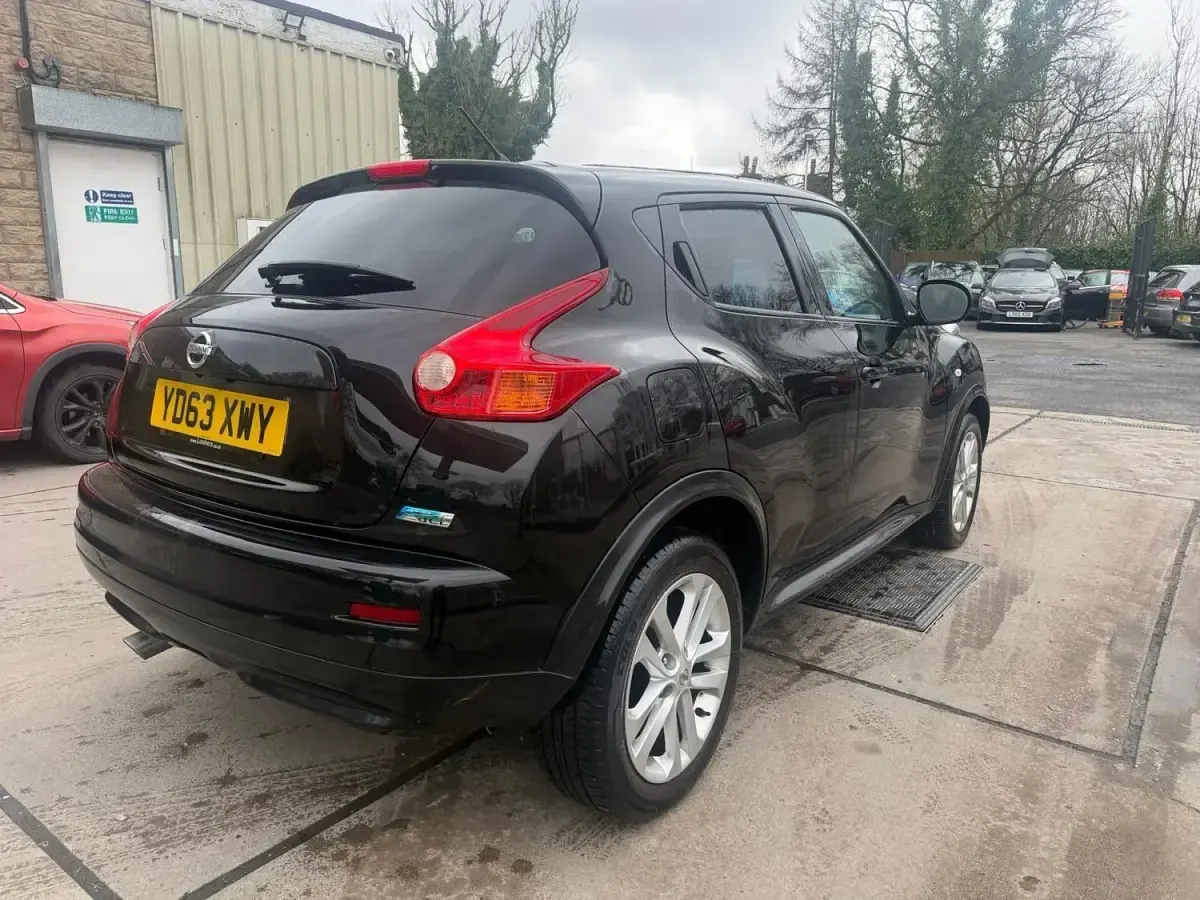 Usado Nissan Juke Acenta 110 HP (80 kW) 2013 Preto SUV
