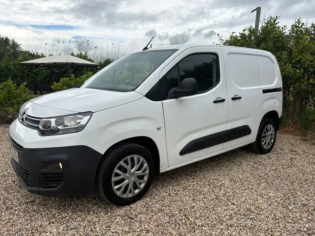 Used Citroën Berlingo 100 HP (73 kW) 2019 White MPV