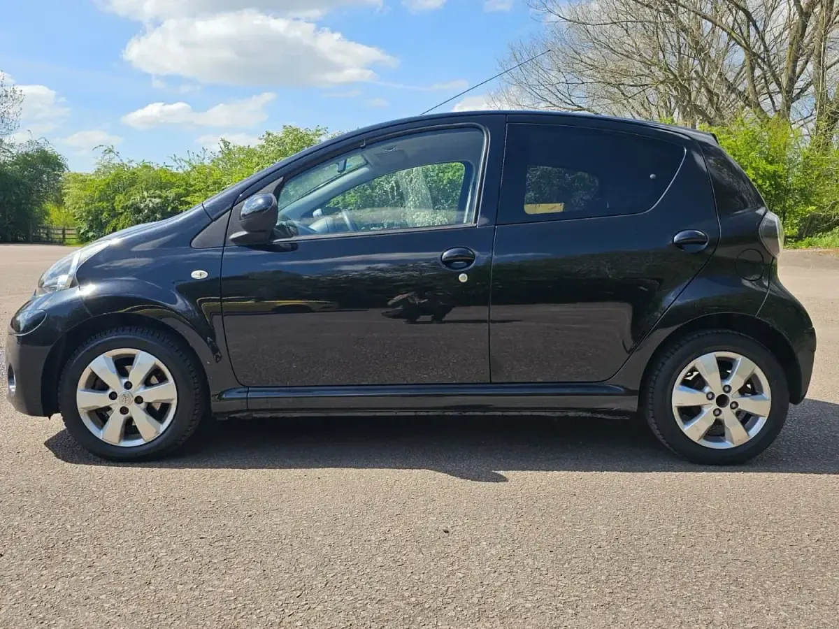 Usado Toyota Aygo 68 HP (50 kW) 2012 Preto Citadino