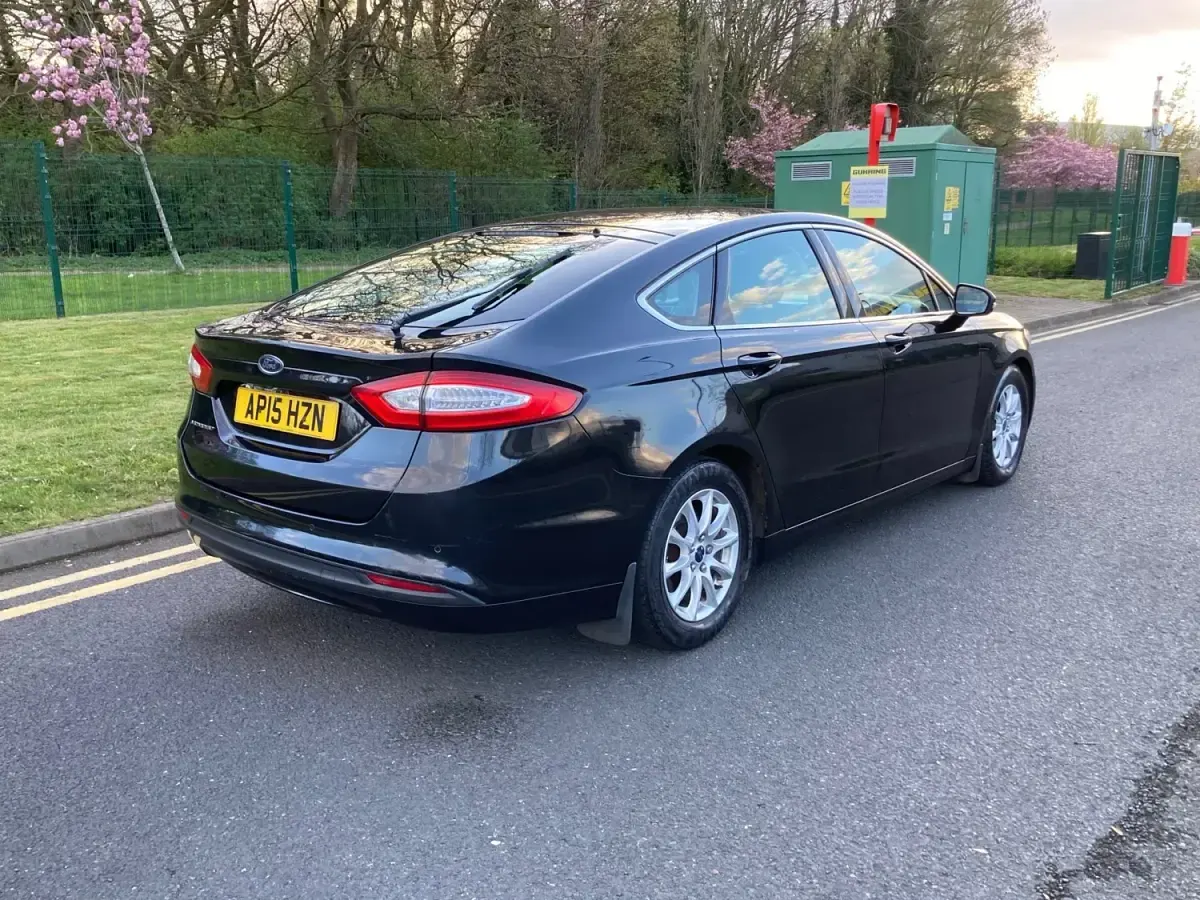 Begagnad Ford Mondeo Zetec 150 HK (110 kW) 2015 Svart Halvkombi