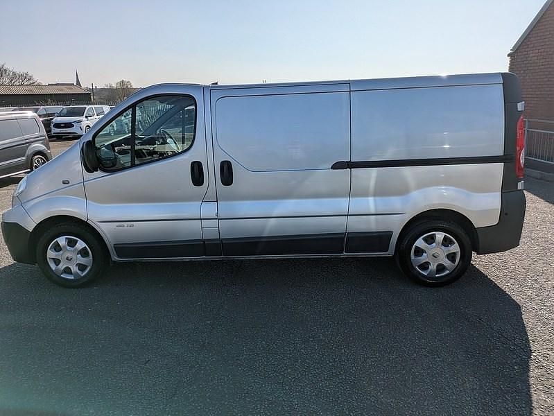 Begagnad Renault Trafic 115 HK (84 kW) 2012 Silver Minibuss
