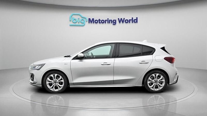 Used Ford Focus ST-Line 125 HP (91 kW) 2024 Silver Hatchback