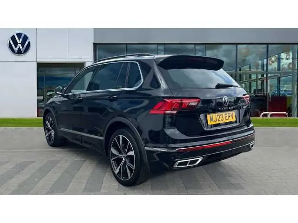 Second-hand VW Tiguan R-line 150 CP (110 kW) 2023 Negru SUV