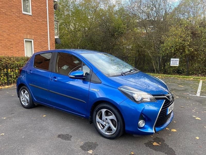 Blue Used 2016 Toyota Yaris Hybrid Hatchback | £8,995 (Fair price) - Image 1/4