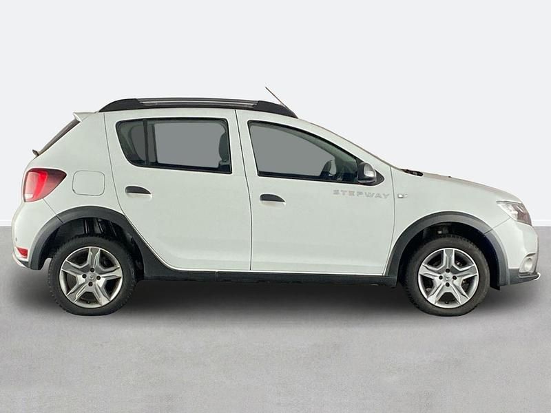 Used Dacia Sandero Lauréate 90 HP (66 kW) 2017 White Hatchback