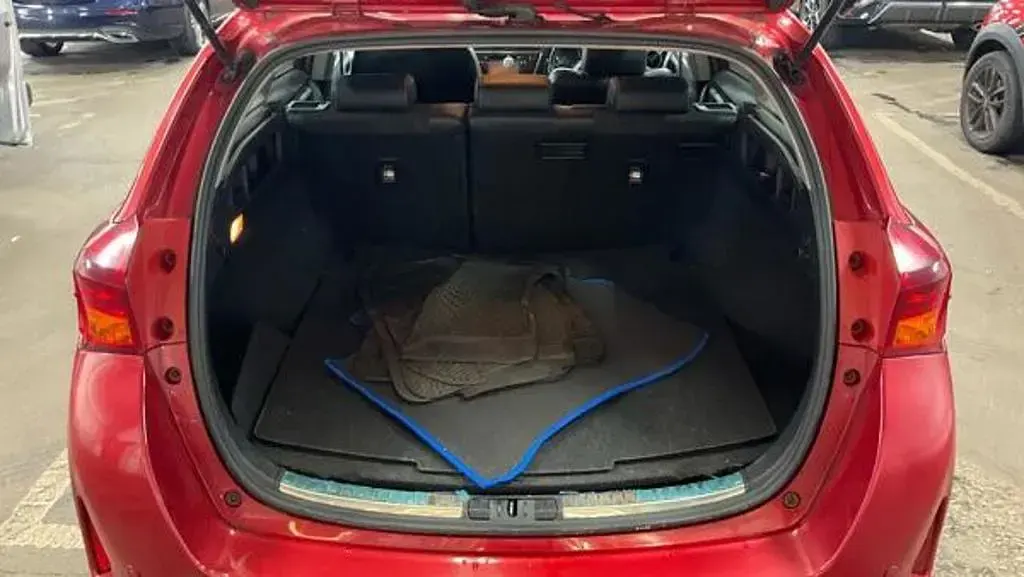 Used Toyota Auris Hybrid 136 HP (100 kW) 2014 Red Estate