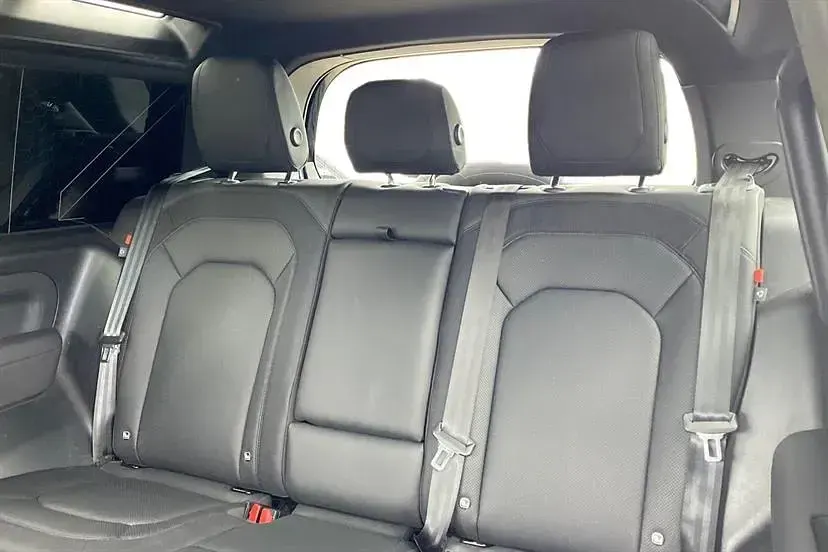 Begagnad Land Rover Defender SE Dynamic 249 HK (183 kW) 2023 Svart SUV