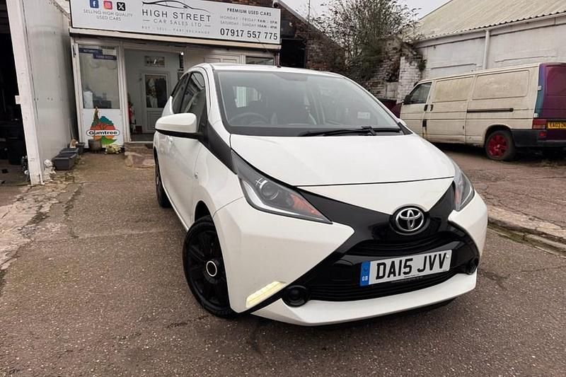 Used Toyota Aygo X-play 2015 White Hatchback