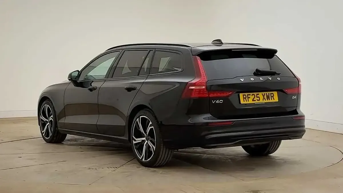Begagnad Volvo V60 Plus 2025 Svart Kombi