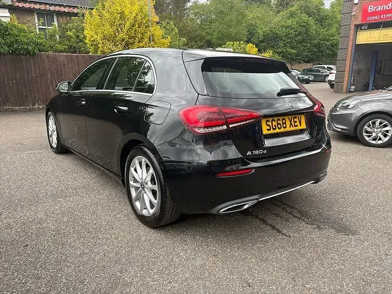 Begagnad Mercedes A180 2018 Svart Halvkombi