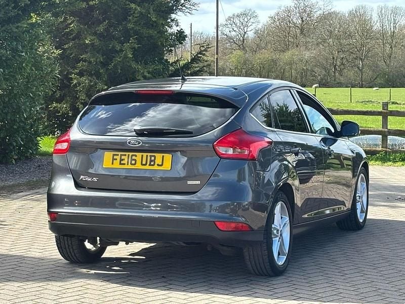Used Ford Focus Zetec 125 HP (91 kW) 2016 Grey Hatchback