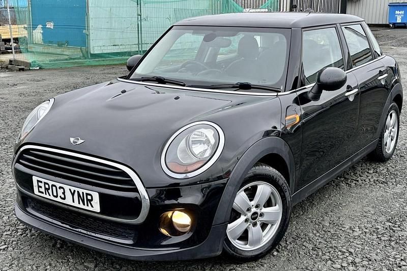 Begagnad Mini Cooper Hatch 2016 Svart Halvkombi