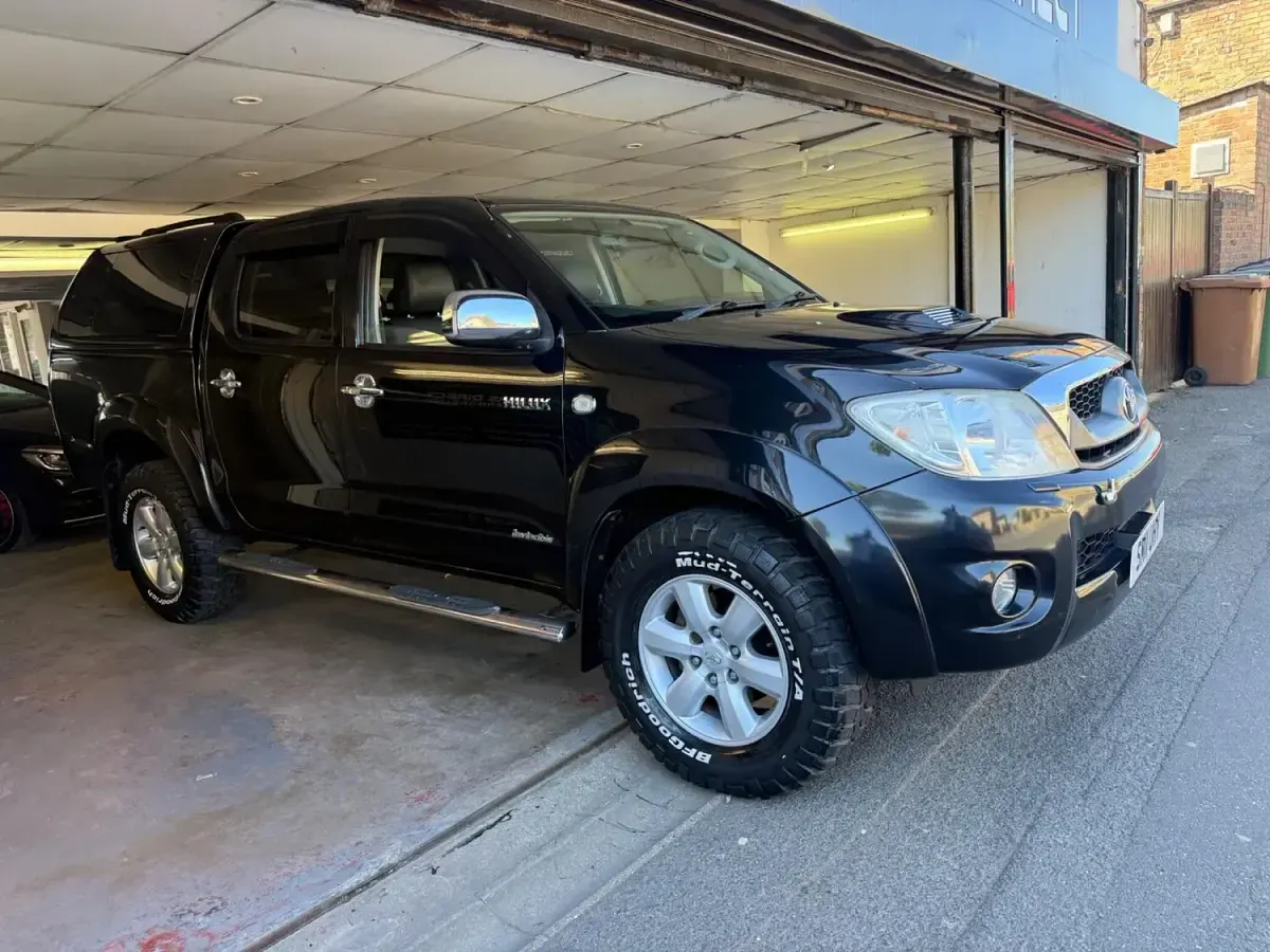 Used Toyota HiLux 171 HP (125 kW) 2011 Black Pickup