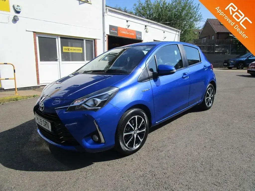 Used Toyota Yaris Hybrid 100 HP (73 kW) 2019 Blue Hatchback