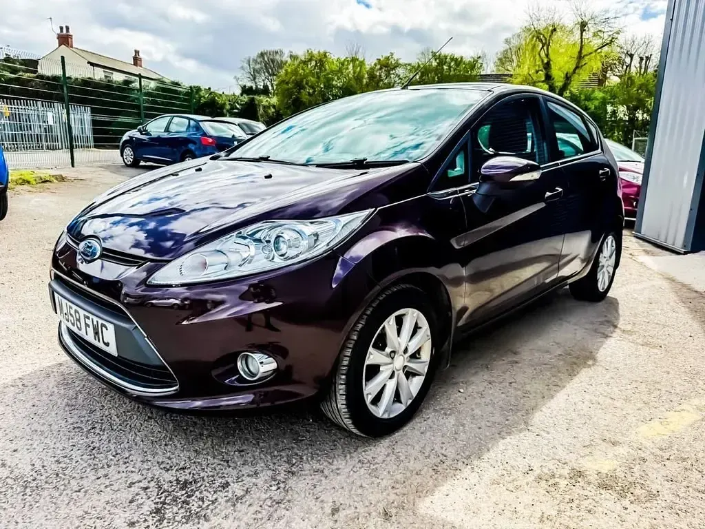 Usado Ford Fiesta Zetec 82 HP (60 kW) 2008 Vermelho Citadino