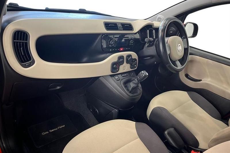 Usado Fiat Panda Lounge 69 HP (50 kW) 2015 Vermelho Citadino