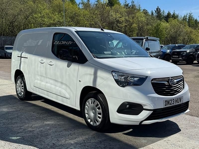 Second-hand Vauxhall Combo 100 CP (73 kW) 2023 Alb Monovolum