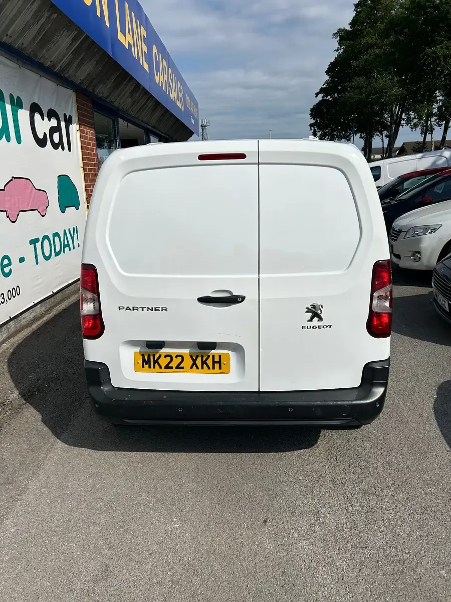 Begagnad Peugeot Partner 131 HK (96 kW) 2022 Vit Minibuss