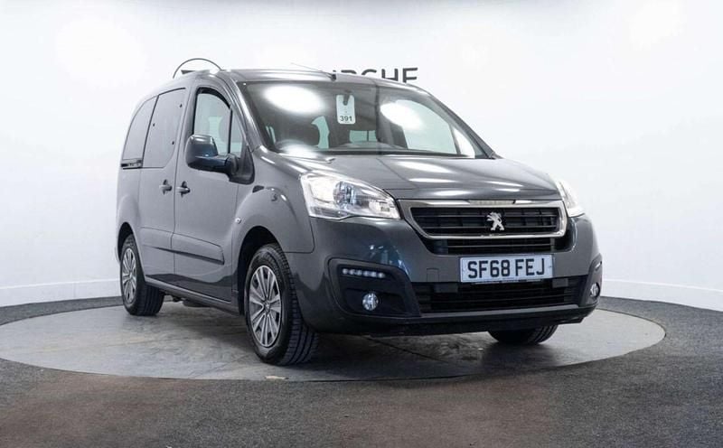 Used Peugeot TePee Active 100 HP (73 kW) 2018 Grey MPV