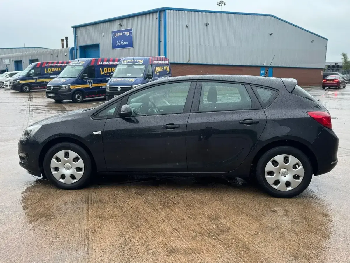 Begagnad Vauxhall Astra 2013 Svart Halvkombi