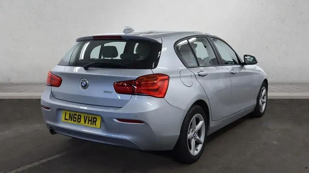 Używany BMW 118 Basis 136 KM (100 kW) 2018 Srebrny Hatchback
