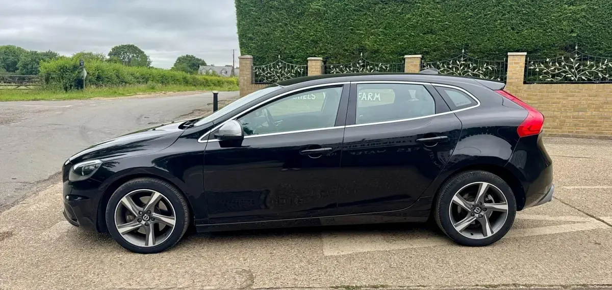 Used Volvo V40 R-Design 120 HP (88 kW) 2015 Black Hatchback