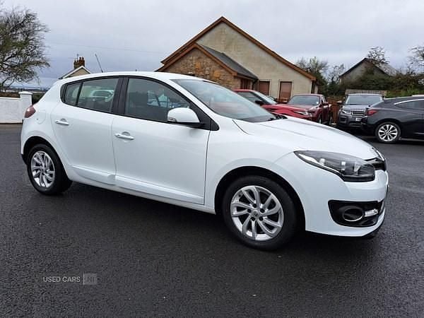 White Used 2015 Renault Mégane III Dynamique Hatchback | £3,995 (Fair price) - Image 1/4